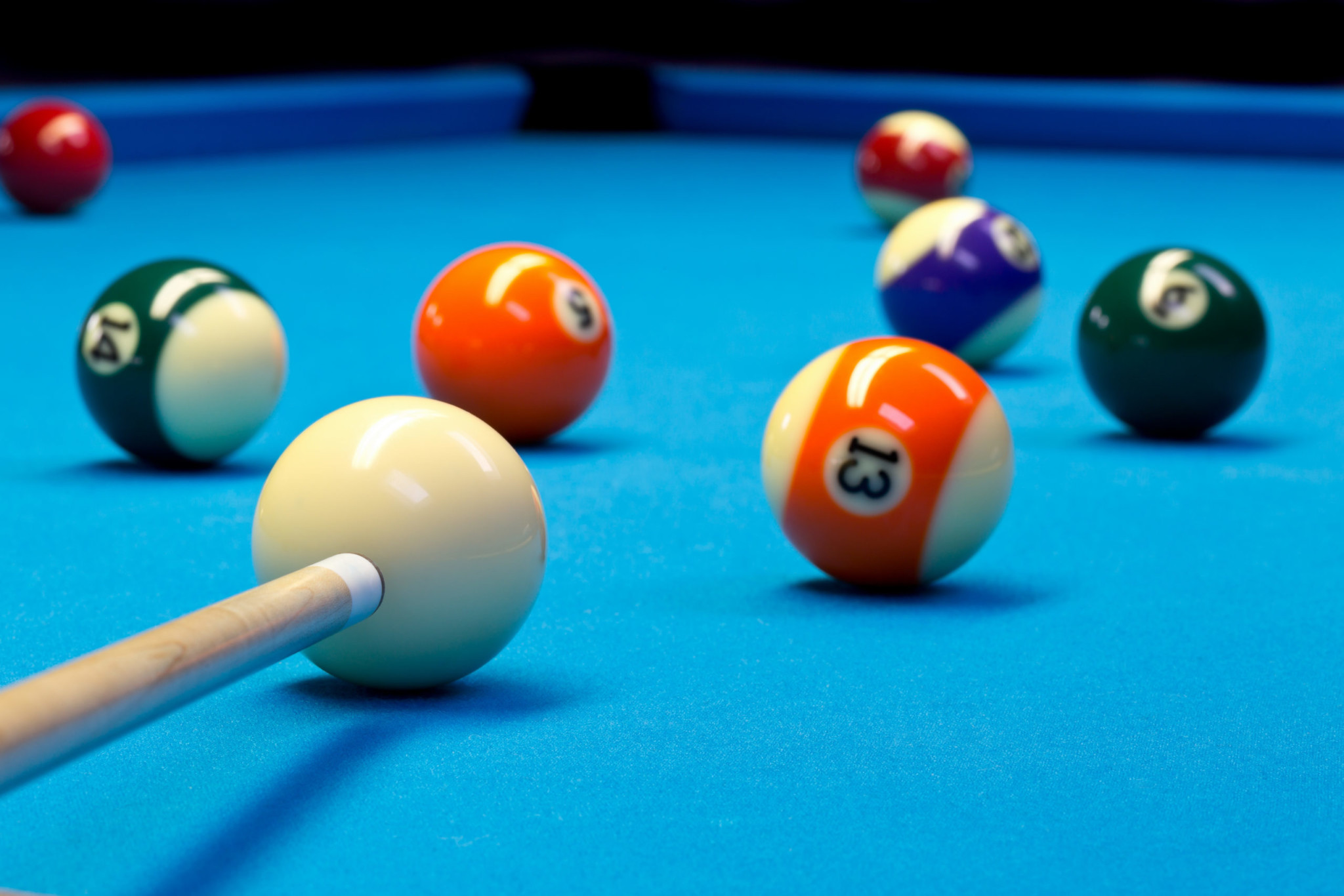 Игра мячом в бассейне 9. Бильярд. Бильярдный шар 8. Pool Ball background.